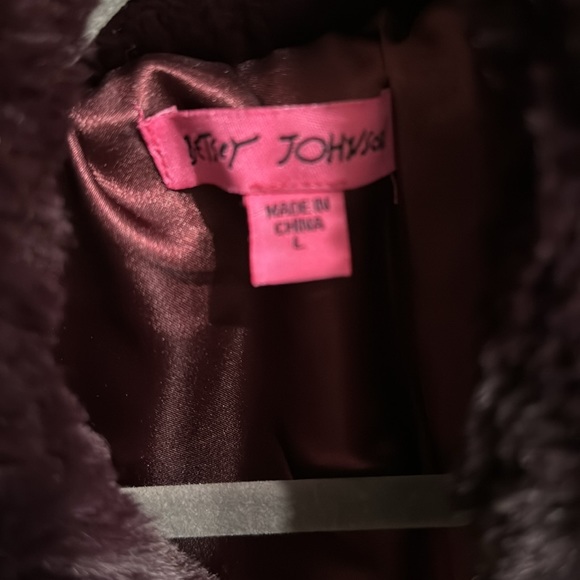 Faux fur Betsey Johnson capelet, burgundy size large - Picture 3 of 8
